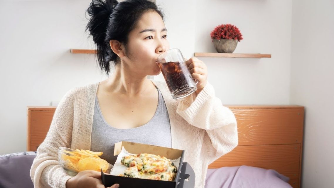 penyebab bad mood tanpa alasan-makan sembarangan